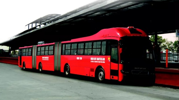 Cận cảnh xe bus chứa được 300 hành khách